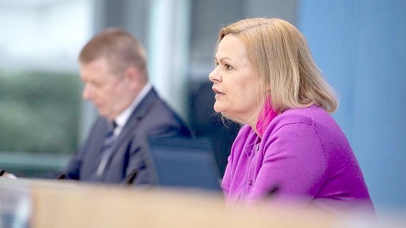 Bundesinnenministerin Nancy Faeser (SPD) bei der Vorstellung des Aktionsplans Rechtsextremismus. Neben ihr sitzt Thomas Haldenwang, Präsident des Bundesamtes für Verfassungsschutz. Foto: Christophe Gateau/dpa