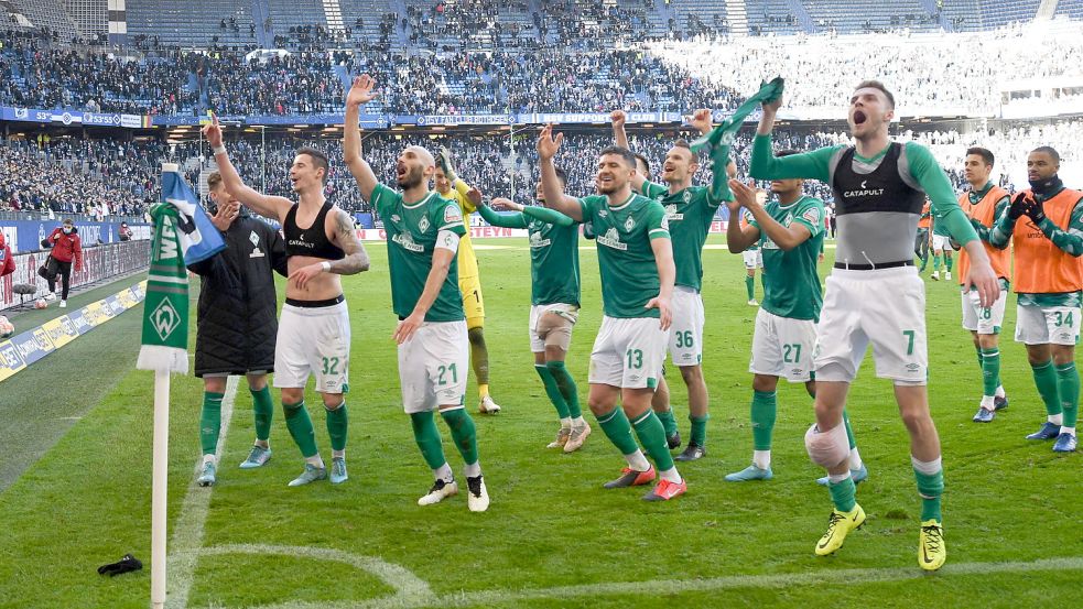 Gute Laune herrscht derzeit bei Werder Bremen: Nach dem Sieg beim Hamburger SV letzte Woche feiern die Spieler vor der Bremer Kurve. Gibt es Sonntag gegen Dynamo Dresden ähnliche Bilder? Foto: imago images/Nordphoto
