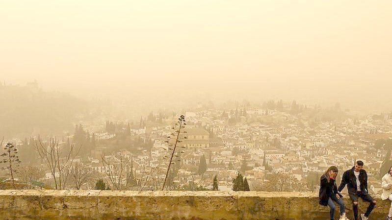 Die Sicht auf die Stadt Granada von der Alhambra ist durch Saharastaub getrübt. Foto: Álex Cámara/EUROPA PRESS/dpa