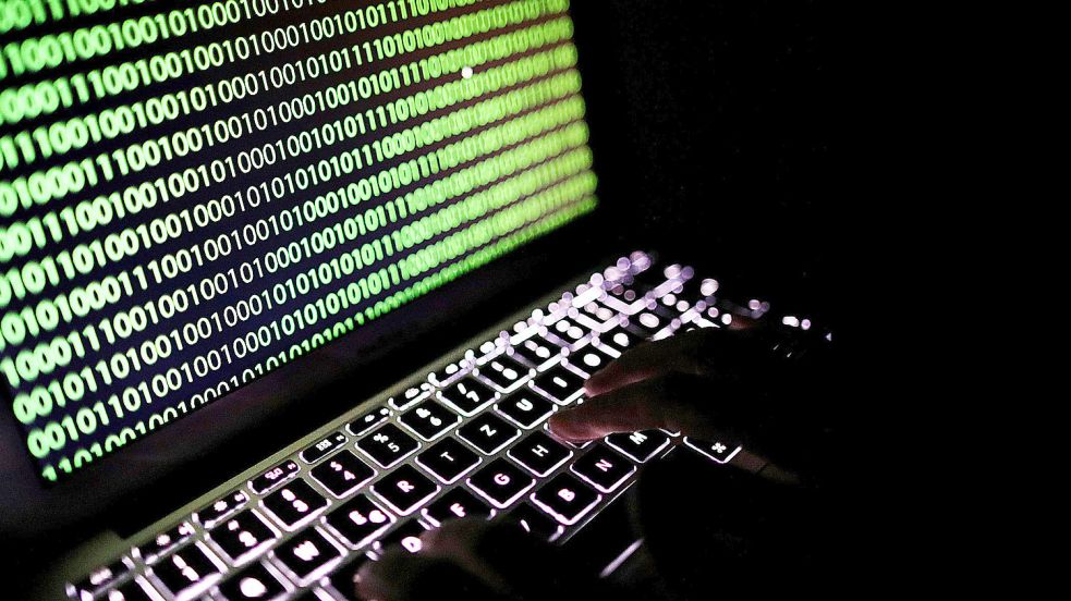 Hacker nutzen Schwachstellen in der IT-Sicherheit aus, um Daten abzugreifen oder Behörden oder Unternehmen lahmzulegen. Foto: DPA