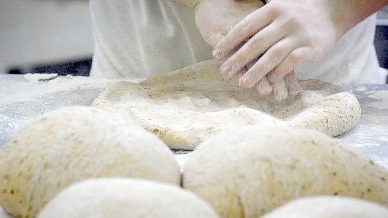 Getreide-Exportstopps sind laut Verband vorerst ohne direkte Auswirkung auf Bäckereien - doch die Sorge um die steigenden Energiepreise bleibt. Foto: Soeren Stache/dpa