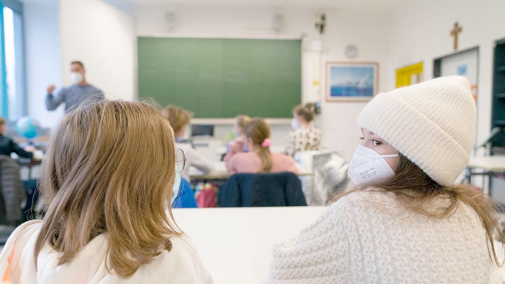 Fünftklässler sitzen mit Maske im Unterricht. Foto: DPA