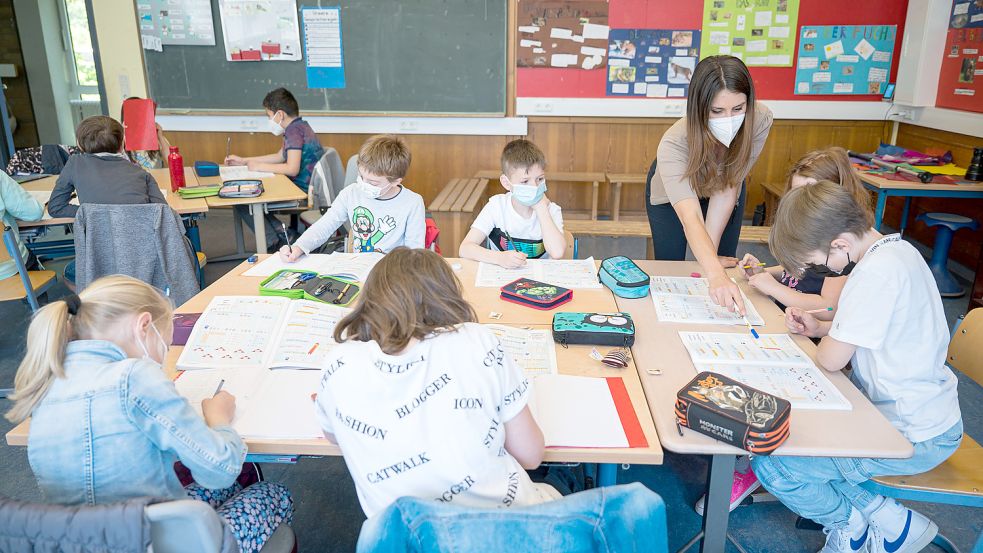 In den Grundschulen findet der Unterricht noch mit Mund-Nasen-Schutz statt. Doch ab Montag sollen Lockerungen in Kraft treten. Foto: DPA