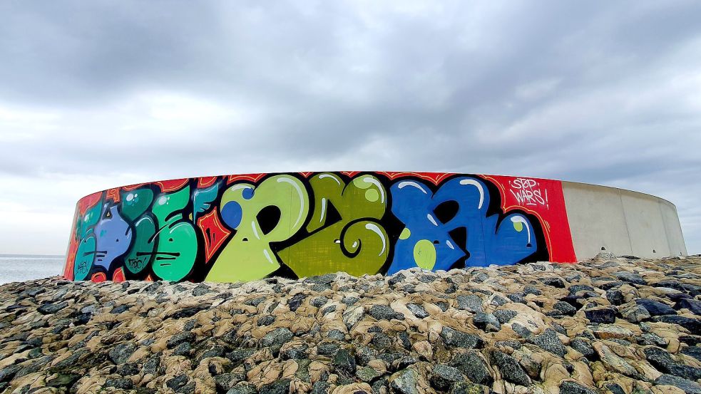 Seit einigen Tagen ziert die Außenseite am Ausguck an der Wasserkante in Norddeich ein illegales Graffiti. Foto: Rebecca Kresse