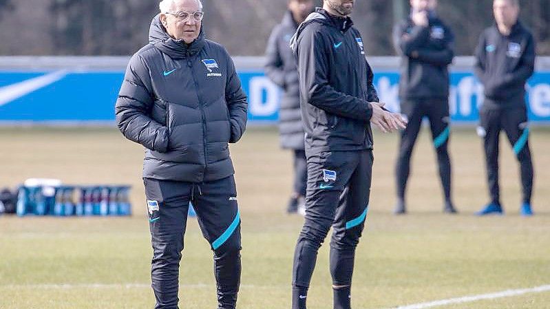 Herthas neuer Cheftrainer Felix Magath (l) und Offensivtrainer Vedad Ibisevic (r) stehen während des Trainings auf dem Schenckendorffplatz. Foto: Andreas Gora/dpa