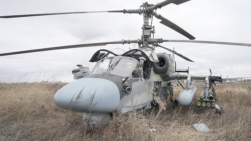 Ein russischer Ka-52-Kampfhubschrauber steht nach einer Notlandung außerhalb Kiews auf einem Feld. (Aufnahme vom 24. Februar). Foto: Efrem Lukatsky/AP/dpa