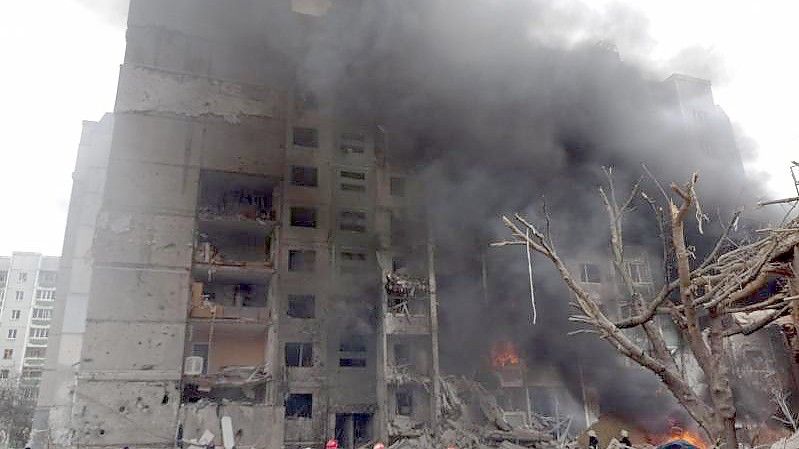 Viele Gebäude in Tschernihiw sind zerstört - die humanitäre Lage gilt als katastrophal. Foto: Dmytro Kumaka/AP/dpa