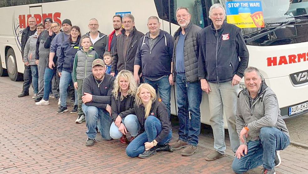 Zahlreiche Südbrookmerlander aus verschiedenen Vereinen und Einrichtungen packten beim Beladen des Busses in Münkeboe mit an. Foto: privat