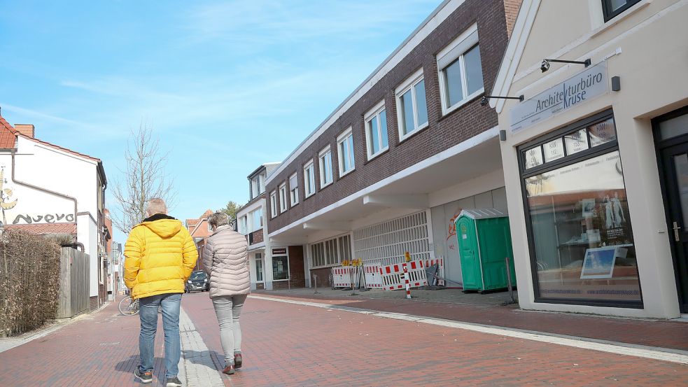 Das große Gebäude links neben dem schon sanierten Architekturbüro Kruse soll einem Mehrparteienhaus weichen. Foto: Romuald Banik