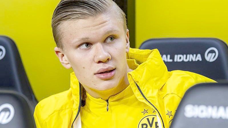 Sitzt zunächst beim Spiel gegen den FSV Mainz auf der Bank: Dortmunds Erling Haaland. Foto: David Inderlied/dpa