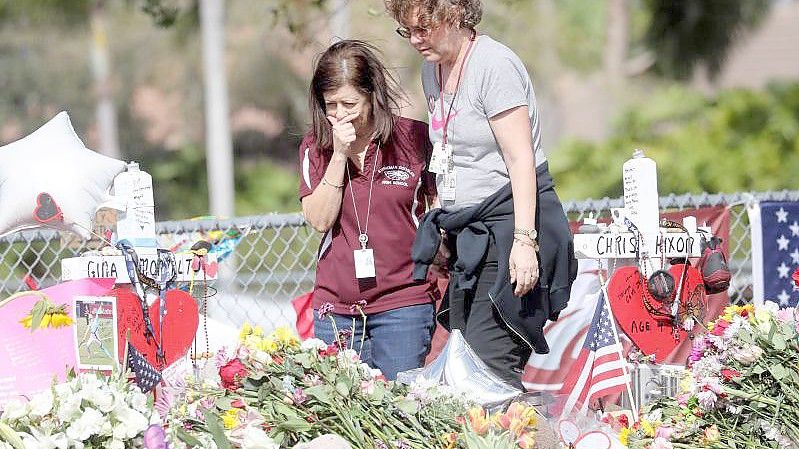 Zwei Angestellte der Stoneman Douglas High School bei ihrer Rückkehr zur Arbeit am 24. Februar 2018. Den überlebenden Opfern und Angehörigen des Massakers ist nun eine Millionen-Entschädigung von der US-Regierung zugesprochen worden. Foto: Mike Stocker/Sun Sentinel via Zuma/dpa