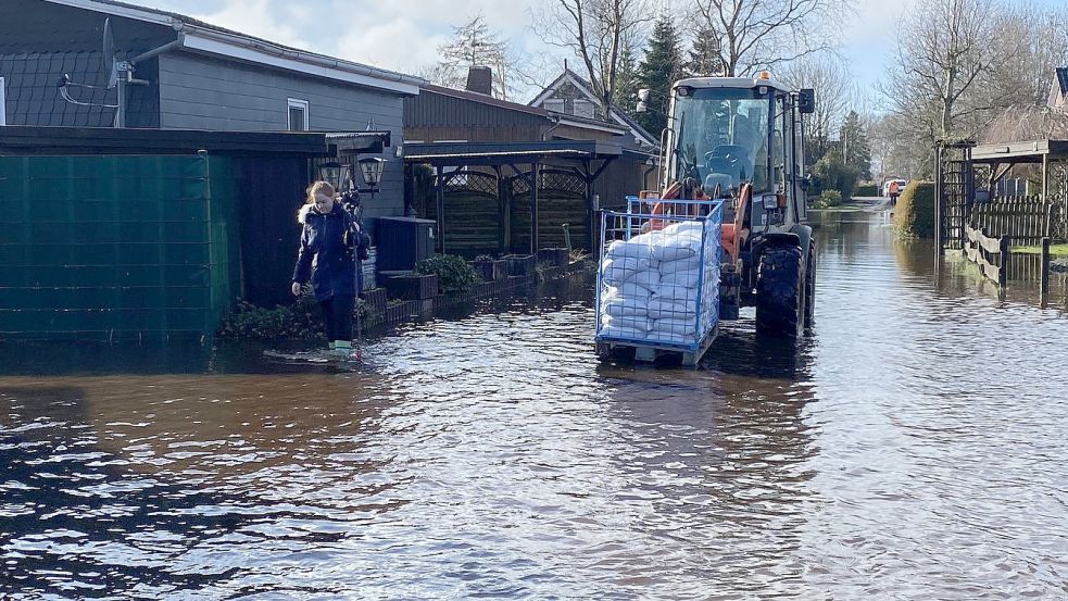 Helfer transportieren während des Hochwassers am Großen Meer im Februar Sandsäcke. Foto: Holger Janssen