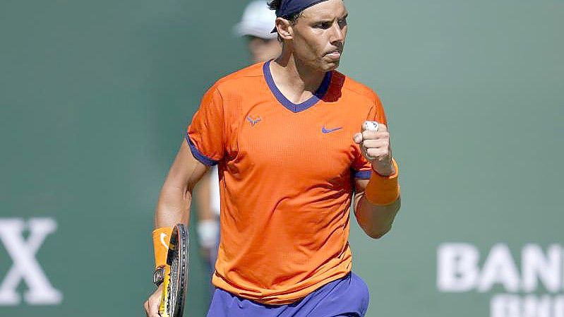 Rafael Nadal jubelt nach dem Gewinn des ersten Satzes. Foto: Marcio Jose Sanchez/AP/dpa