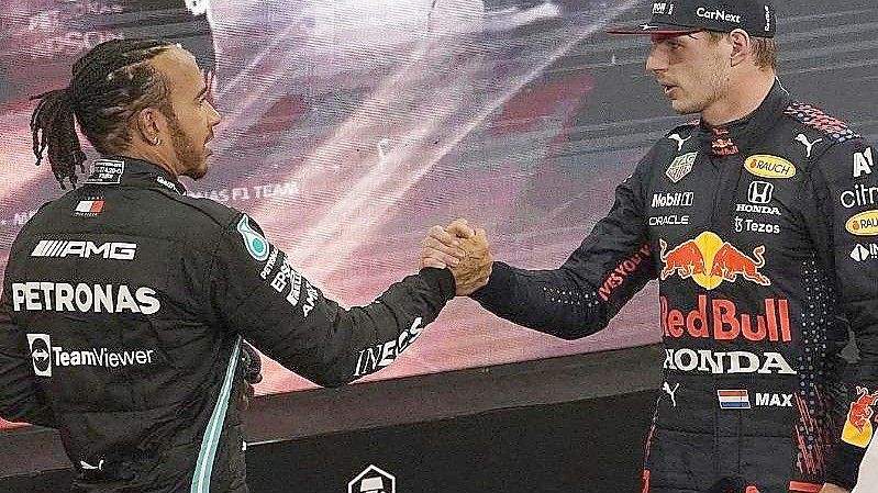 Geht es in der Formel 1 weiter, wie es im Vorjahr endete: WM-Duell Lewis Hamilton (l) gegen Max Verstappen?. Foto: Hasan Bratic/dpa