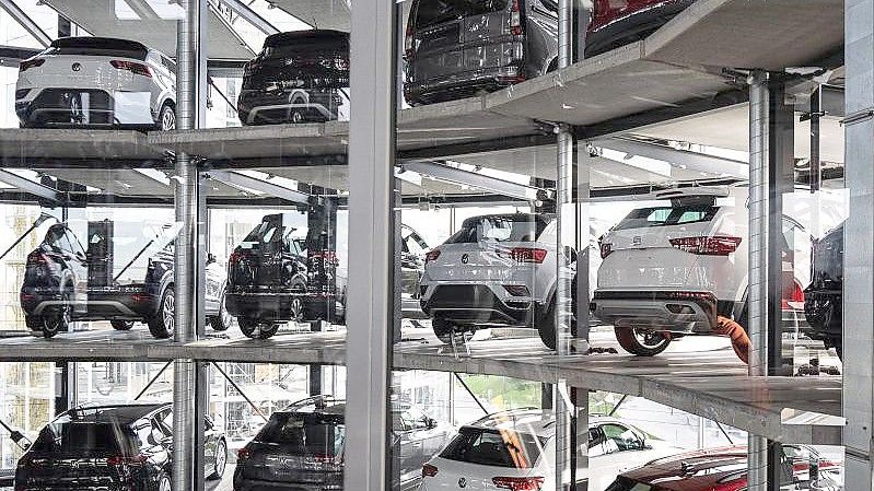 Die Volkswagen-Gruppe als Marktprimus lag mit 11,5 Prozent im Minus und kam auf 176.000 Neuzulassungen. Foto: Swen Pförtner/dpa