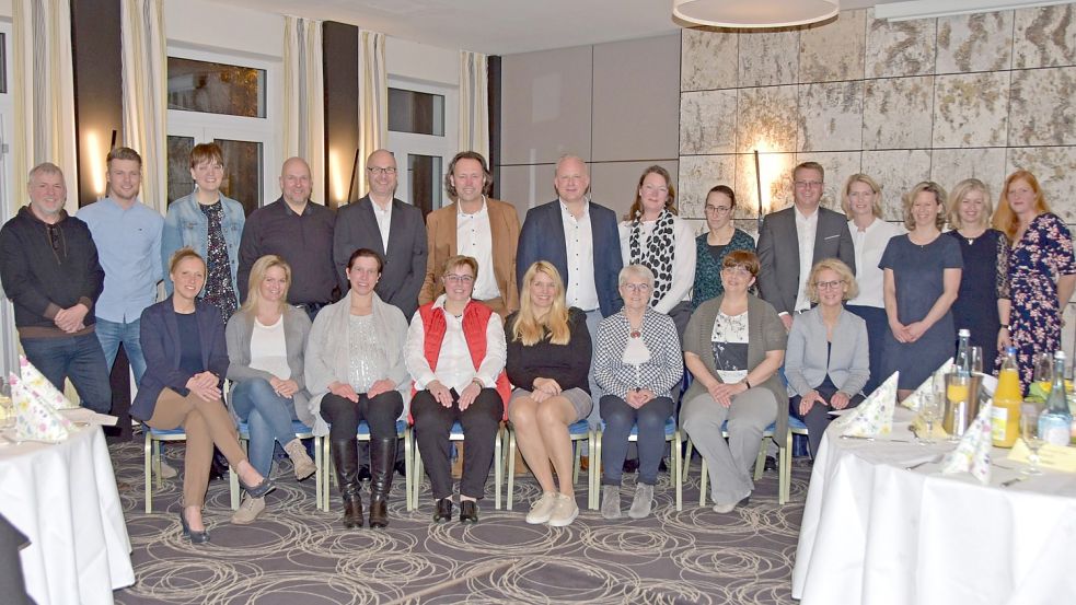 Die Gründungsmitglieder des Lions-Clubs „Aurora“: Dr. Dörte Peters (sitzend, von links), Karin Eisenhauer, Ruth Moldenhauer, Präsidentin Silke Kampen, Hilka Beenen, Antje Harms, Anke Sühwold und Inka Büttner sowie Michael Hintz (stehend, von links), Tjardo Frei, Dunja Holzhausen, Arno Fecht, Lars von Lilienfeld-Toal, Joachim Freimuth, Dr. Jan Wenderhold, Ute Onken, Maren Dieken, Thorsten Schmitz, Christine Wiese, Nicole Stürenburg, Ute van Raden und Edda Lindenbeck. Foto: Elvira Willsch