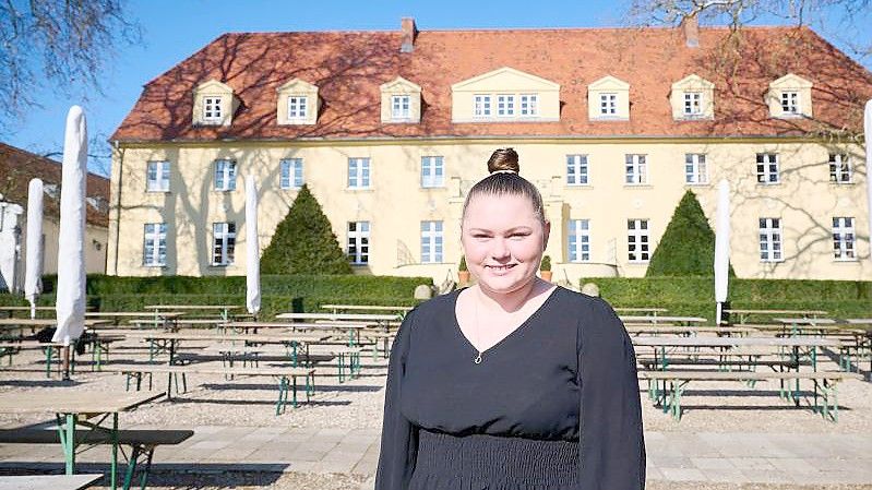 Salina Worm, die Geschäftsführerin von Schloss Diedersdorf, vor dem Familienbetrieb in Großbeeren. Foto: Annette Riedl/dpa