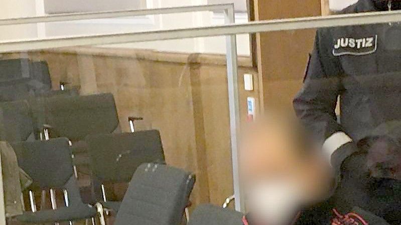 Der 54 Jahre alte Angeklagter sitzt im Schwurgerichtssaal des Landgerichts Osnabrück. Foto: Elmar Stephan/dpa