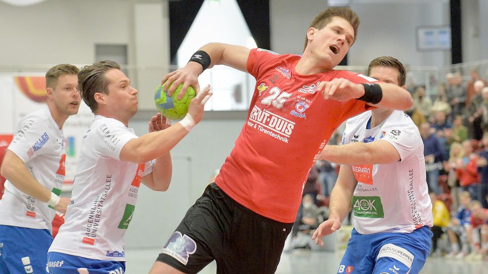 Einsatz zeigten die Spieler des OHV Aurich (mit Ball Jannes Hertlein) im letzten Heimspiel der Vorrunde gegen den ATSV Habenhausen und belohnten sich dafür mit einem Sieg. Motiviert gehen sie jetzt am Sonnabend ins Derby beim Wilhelmshavener HV. Foto: Bernd Wolfenberg