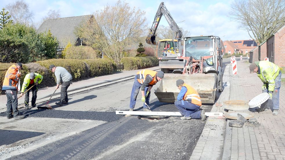 Die Asphaltierungsarbeiten auf der Friesenstraße haben begonnen. Foto: Aiko Recke