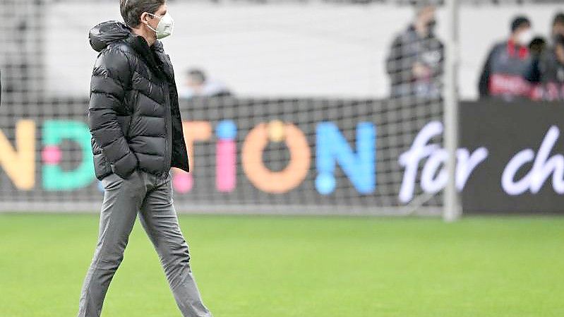 Vertraut gegen Betis Sevilla der bewährten Startelf: Frankfurts Trainer Oliver Glasner geht vor dem Spiel über den Rasen. Foto: Arne Dedert/dpa