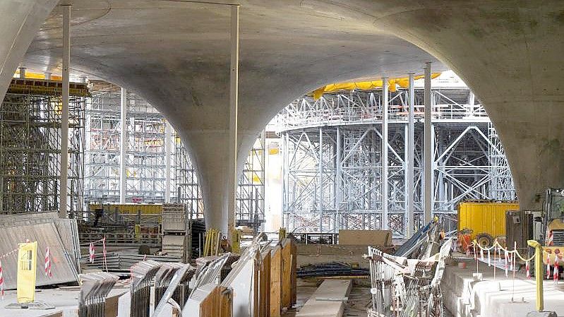 Die Kosten für den neuen Bahnhof im Rahmen des milliardenschweren Bahnprojekts Stuttgart 21 steigen weiter an. Foto: Bernd Weißbrod/dpa