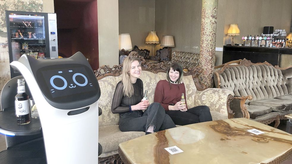 Roboter mit Katzengesicht: Der Bellabot ist in der Zoë Sofabar im Hamburger Schanzenviertel unterwegs und bringt Getränke. Foto: Ankea Janßen