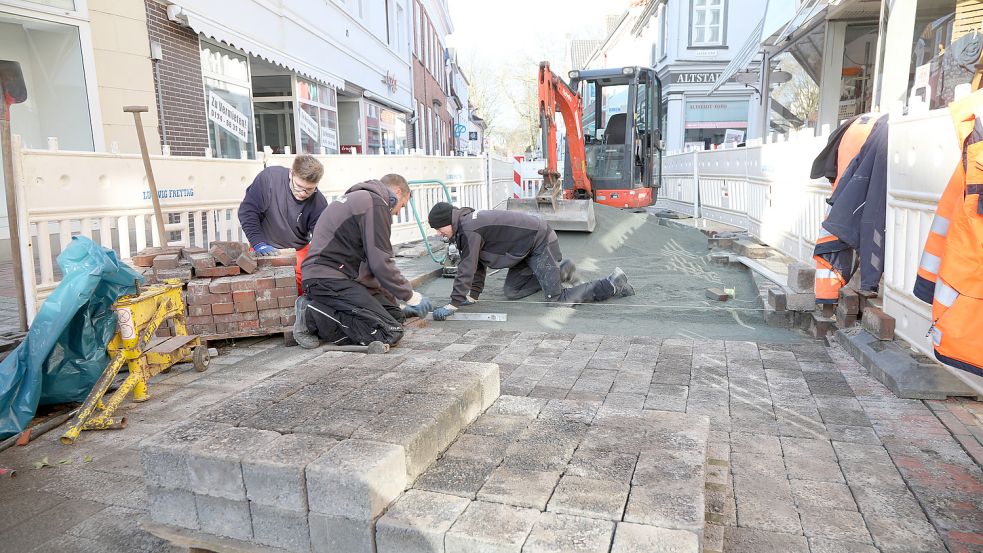 Mit den alten Pflastersteinen werden in der Burgstraße Baulücken geschlossen. Foto: Romuald Banik