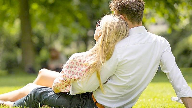 Wo wohnen die glücklichsten Menschen? Der Weltglücksbericht gibt Antworten auf eine schwierige Frage. Foto: Mohssen Assanimoghaddam/dpa