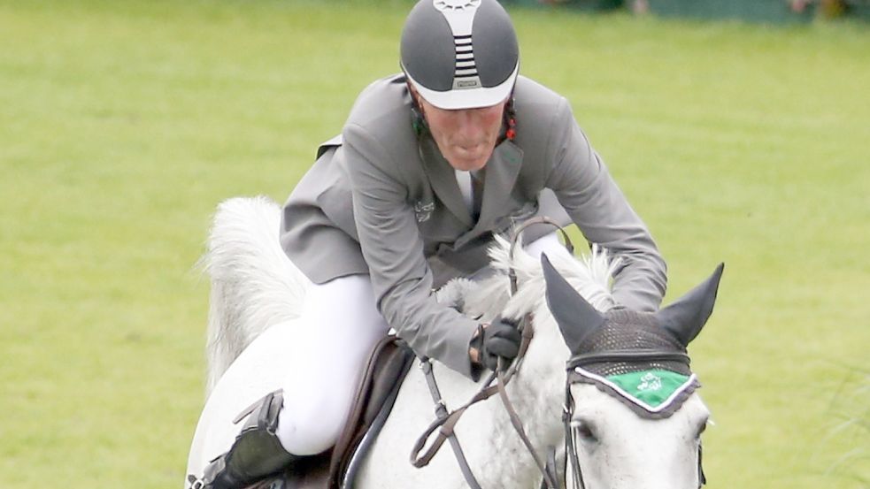 Der Springreiter Ludger Beerbaum ist in die öffentliche Kritik geraten. Er soll beim Trainieren eines seiner Pferde unerlaubte Trainingsmethoden angewandt haben. Ein Fernsehteam hatte seine Recherchen kürzlich präsentiert.Fotos: DPA/ Gerd-Arnold Ubben