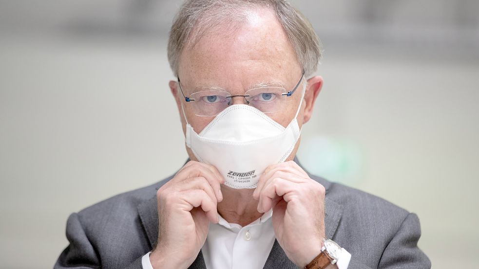 Will zumindest so lange wie möglich an der Maskenpflicht festhalten: Niedersachsens Ministerpräsident Stephan Weil (SPD). Foto: dpa/Friso Gentsch