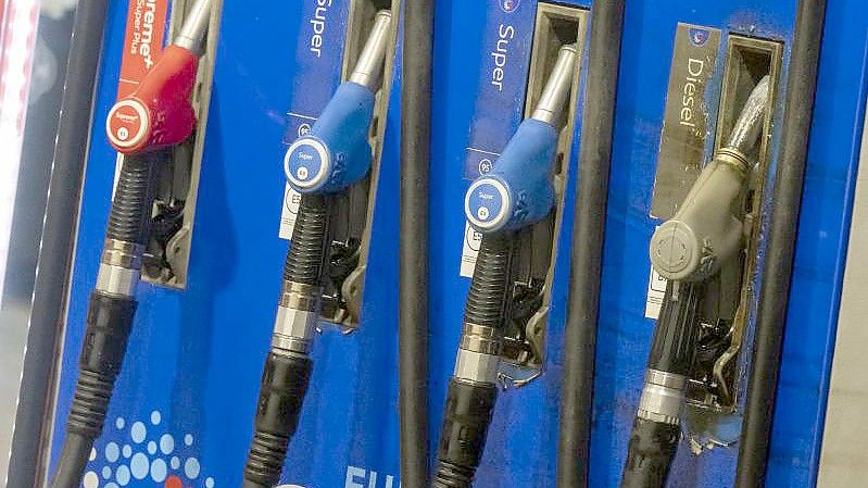 Die Spritpreise sinken weiter. Ein Liter Diesel kostete am Donnerstag aber immer noch durchschnittlich 2,211 Euro. Foto: Peter Kneffel/dpa
