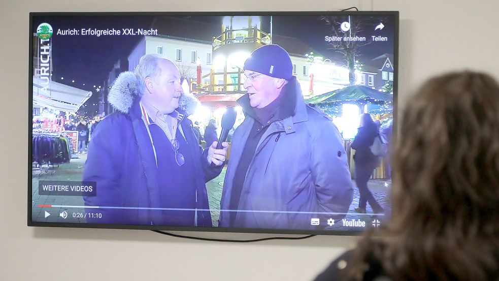 Videoblogger Stefan Dunkmann (links) interviewt Stadtsprecher Johann Stromann im Dezember vorigen Jahres. Foto: Romuald Banik