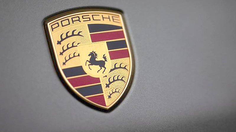Porsche hat im vergangenen Jahr erstmals die Marke von 300.000 Auslieferungen überschritten. Foto: Christoph Schmidt/dpa