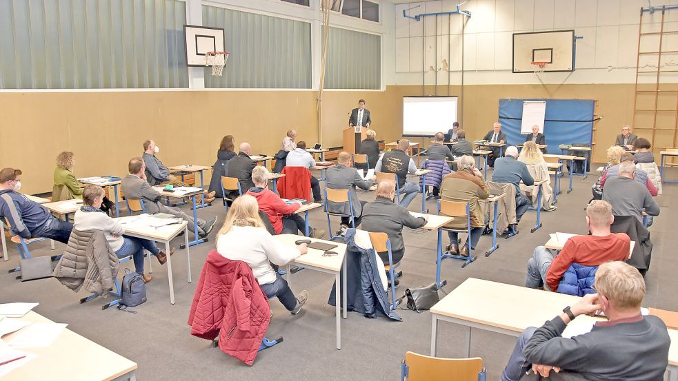 Premiere: Erstmals tagte ein Rat in der nach dem Arzt und früheren Turnvereinsvorsitzenden Dr. Adolf Schomerus benannten Marienhafer Sporthalle. Foto: Thomas Dirks
