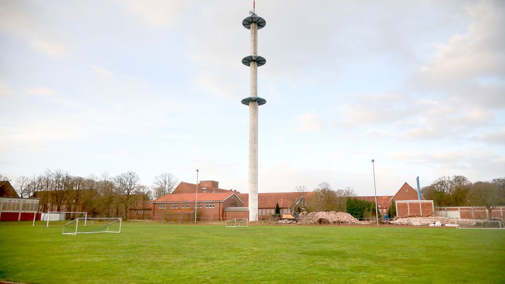 Die ganz alte Halle wurde bereits abgerissen, wie auf diesem Foto von Ende Januar an den Schutthaufen zu erkennen ist. Ganz links im Bild: die derzeit noch genutzte Turnhalle. Foto: Romuald Banik