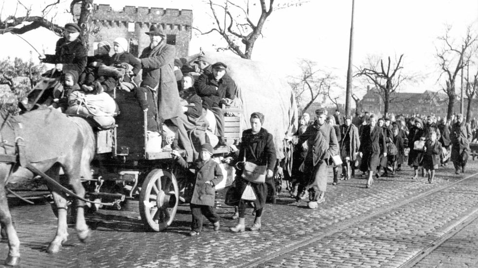 Zu Fuß oder mit Pferdekarren flüchten Menschen aus den östlichen Gebieten des besiegten Dritten Reiches gegen Ende des 2. Weltkrieges 1945 und in den Folgemonaten in Richtung Westen. Foto: DPA