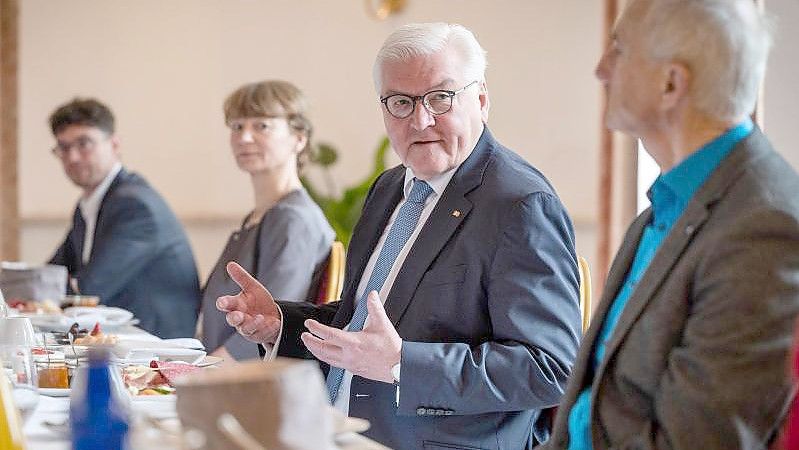 Bundespräsident Frank-Walter Steinmeier spricht in Altenburg mit engagierten Bürgerinnen und Bürgern. Foto: Kristin Schmidt/dpa