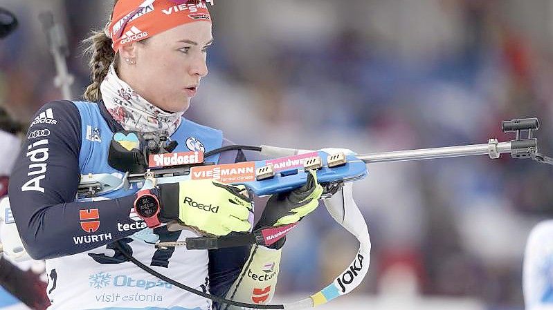 Biathletin Denise Herrmann wurde in der Verfolgung Fünfte. Foto: Roman Koksarov/AP/dpa