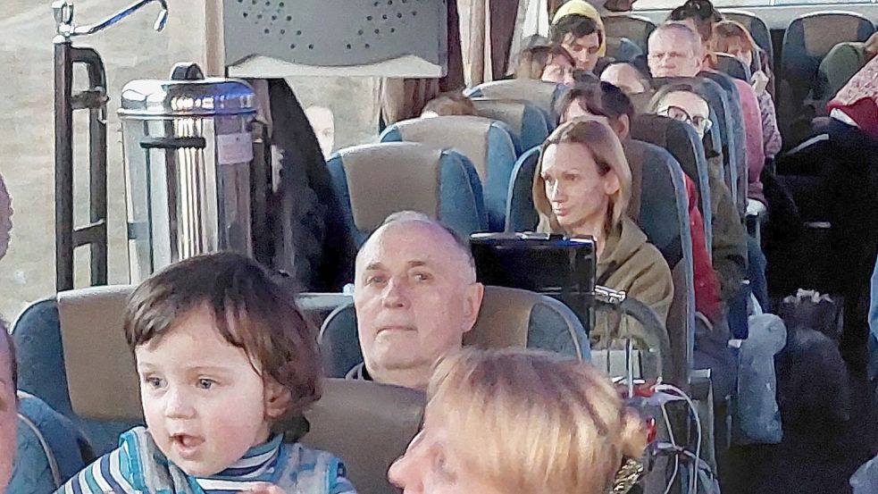 Mit einem Reisebus haben Südbrookmerlander ukrainische Geflüchtete an der ukrainisch-polnischen Grenze abgeholt. Die meisten sind Frauen, aber auch Kinder und Jugendliche sowie zwei über 60 Jahre alte Männer sind darunter. Foto: Harald Harms