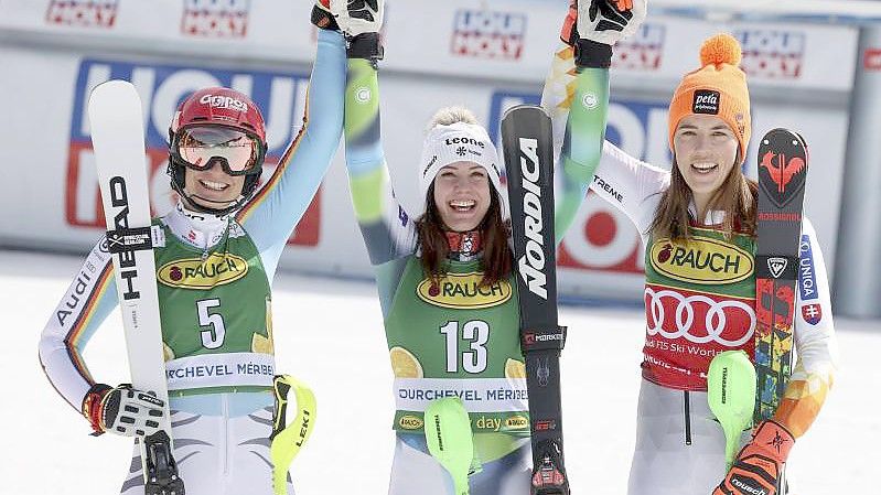 Andreja Slokar (M) siegte beim Slalom in Meribel vor Lena Dürr (l) und Petra Vlhova. Foto: Alessandro Trovati/AP/dpa