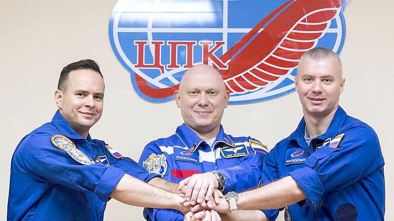 Die russischen Kosmonauten, Kommandant Oleg Artemjew (M) und die Flugingenieure Denis Matwejew (r) und Sergej Korssakow, posieren für die Presse. Foto: Irina Spektor/Roscosmos Space Agency/AP/dpa