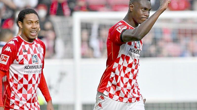 Moussa Niakhate (r) sorgte beim Mainzer Sieg mit seinem Tor für die Vorentscheidung. Foto: Torsten Silz/dpa