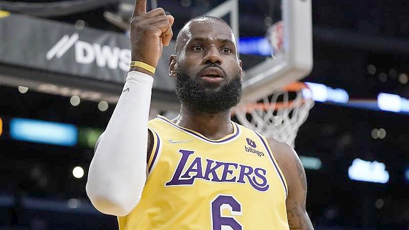 Basketball-Superstar LeBron James ist auf den zweiten Platz der ewigen NBA-Punkteliste vorgerückt. Foto: Jae C. Hong/AP/dpa