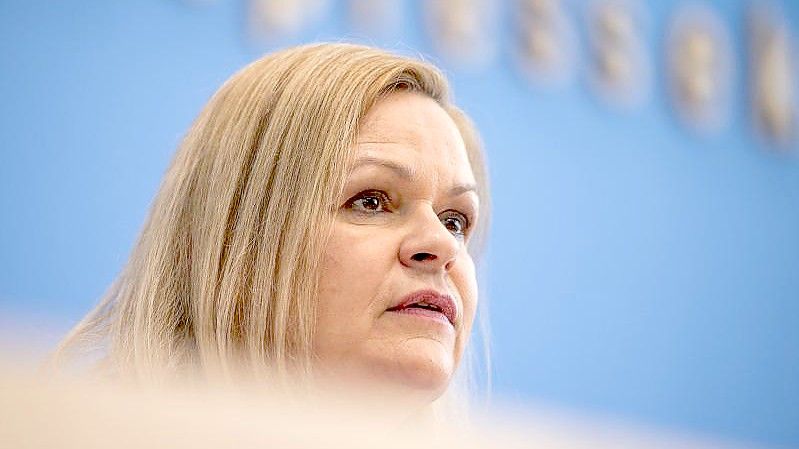 „Alle sind sensibilisiert, jede Gefährdung sofort zu melden und einzuschreiten“: Nancy Faeser. Foto: Christophe Gateau/dpa