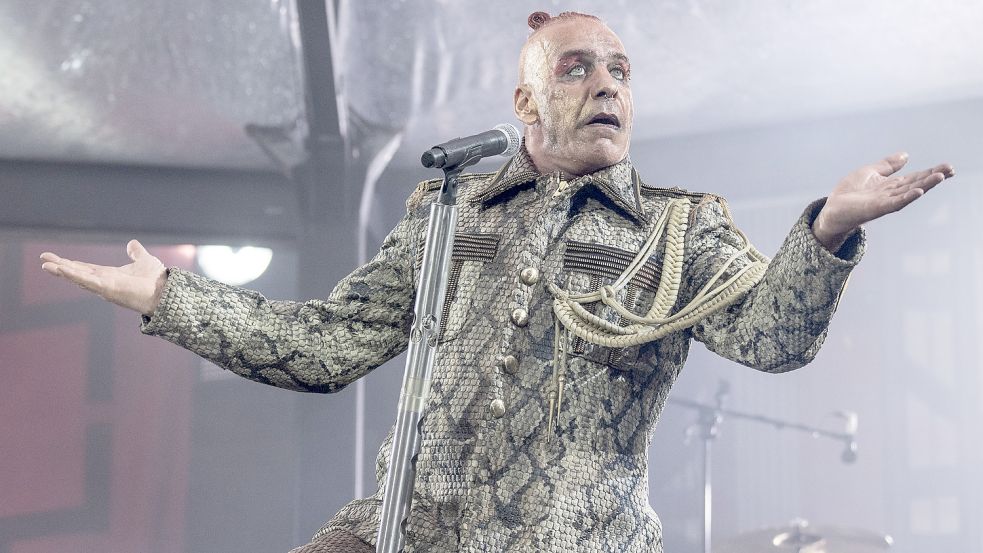 Wie geht´s weiter mit Rammstein? Frontsänger Till Lindemann gibt sich zurückhaltend und geht samt Band erstmal auf Tour. Foto: dpa/Boris Roessler