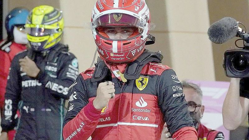 Kann Charles Leclerc auch nach dem Rennen die Siegerfaust ballen?. Foto: Hasan Bratic/dpa