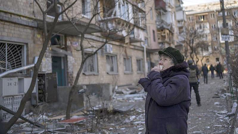 Eine Bombe hat ein Wohnhaus beschädigt. Foto: Rodrigo Abd/AP/dpa