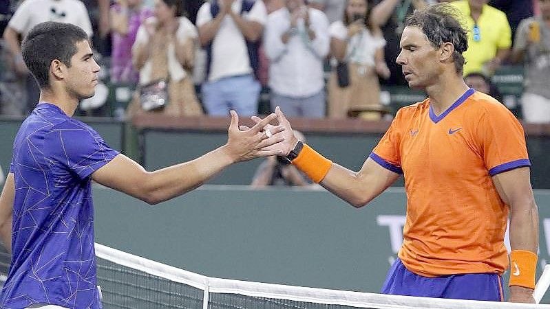 Spaniens Superstar Rafael Nadal (r) besiegte im Halbfinale von Indian Wells seinen Landsmann Carlos Alcaraz. Foto: Mark J. Terrill/AP/dpa