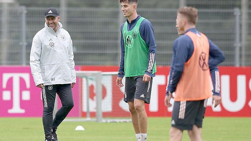 Bundestrainer Hansi Flick (l) und Kai Havertz beim Training. Foto: Tom Weller/dpa